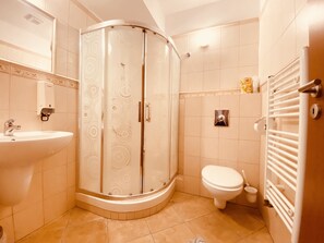 ห้องคลาสสิกซิงเกิล, ตู้เย็น, ติดสวนหย่อม | ห้องน้ำ | ฝักบัว, ผ้าเช็ดตัว