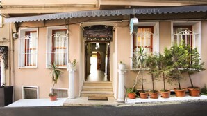 Un edificio con un letrero que dice 'Mystic Hotel Istanbul Old City'.