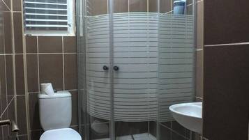 Phòng Tiêu chuẩn | Phòng tắm | Buồng tắm vòi sen, đồ dùng nhà tắm miễn phí, máy sấy tóc