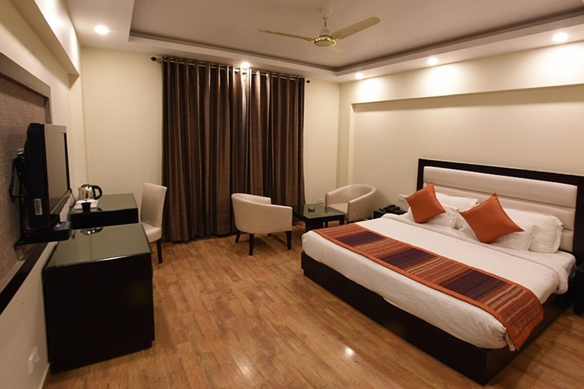 Executive Double Room, 1 Queen Bed | In-room safe, iron/ironing board (on request), rollaway beds (surcharge)