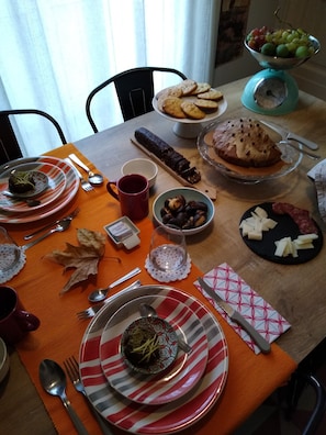 Frokost med lokale retter er inkludert hver dag