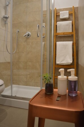 Deluxe-huone | Kylpyhuone | Suihku, ilmaiset hygieniatuotteet, hiustenkuivaaja, bidee