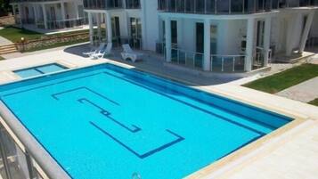 2 kolam renang outdoor