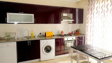 Kamar Double | Dapur kecil pribadi | Lemari es, microwave, ketel listrik, dan peralatan masak/sendok-piring