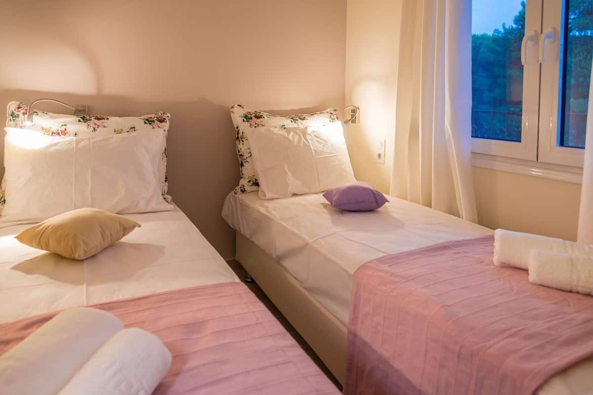 高級寝具、ピロートップベッド、ベビーベッド (無料)、WiFi (無料)