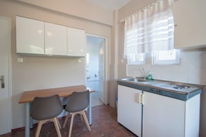 Budget Double Room | Eget tekjøkken | Kjøleskap, vannkoker, kjøkkenutstyr og spisebord