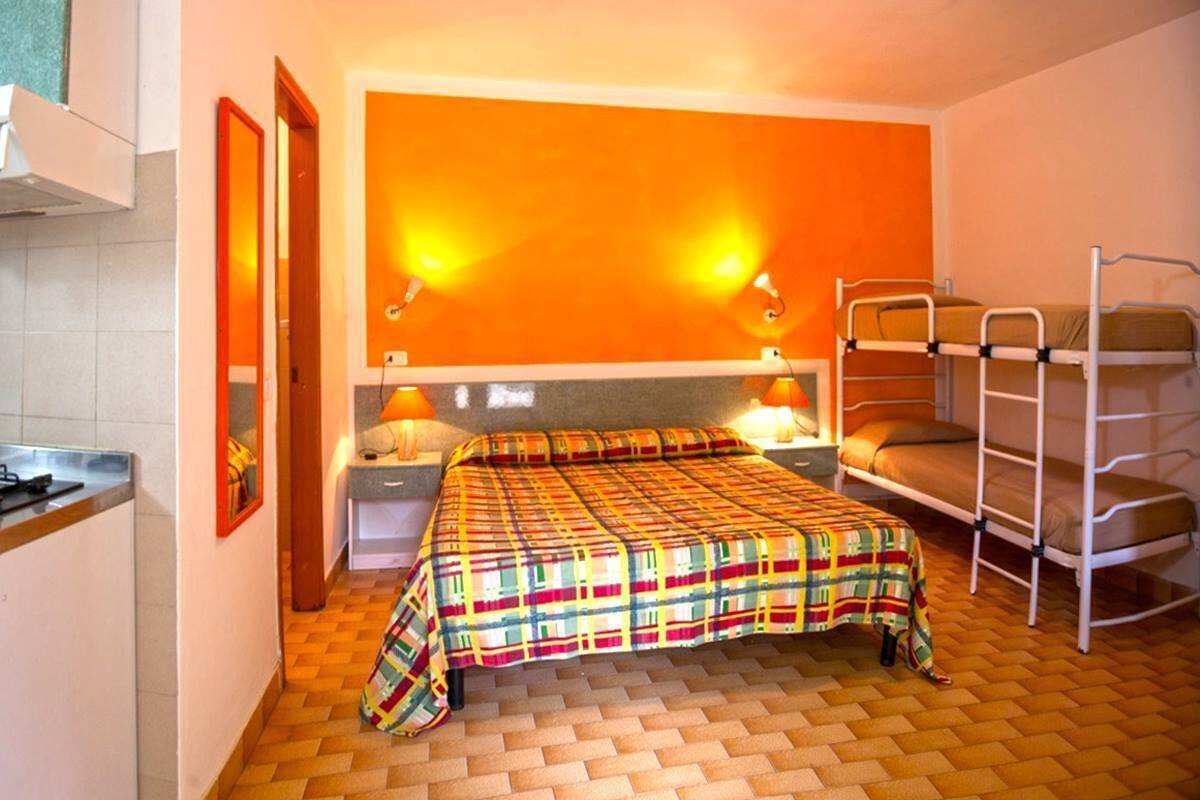In-room safe, cribs (surcharge)