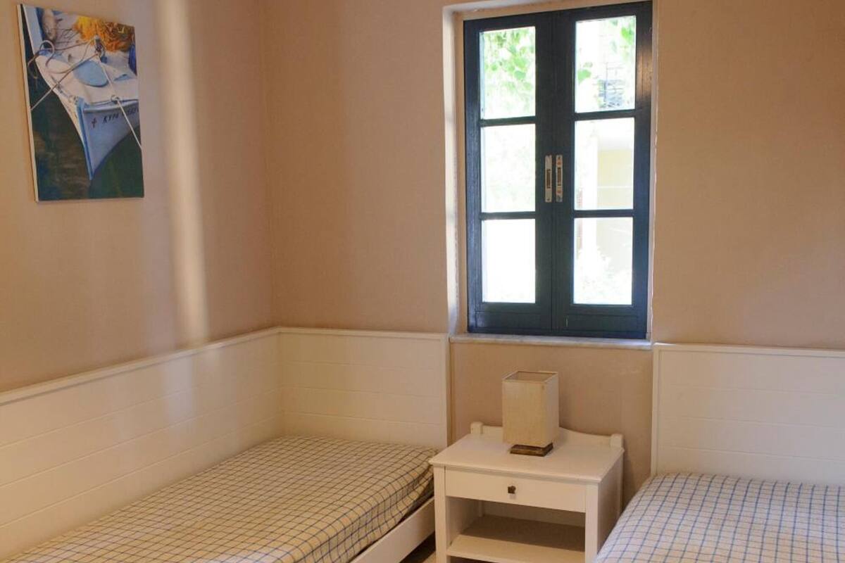 1 bedroom, premium bedding, desk, soundproofing
