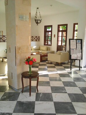 Lobby sitting area - Kalydna Island Hotel (Kalymnos)