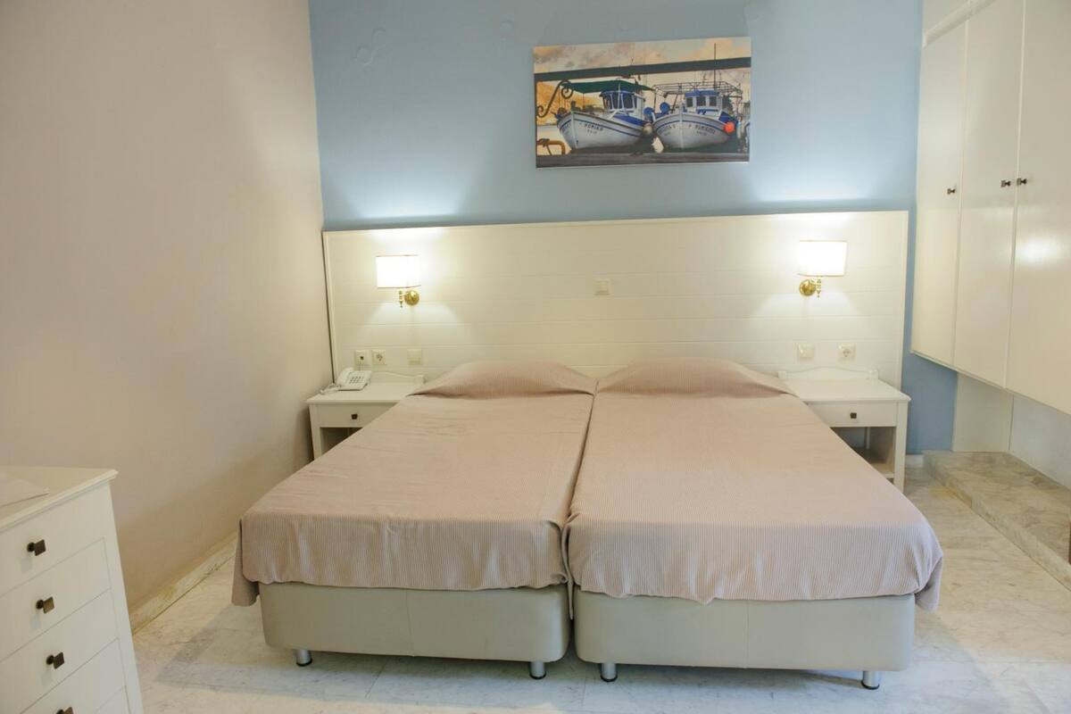 1 bedroom, premium bedding, desk, soundproofing