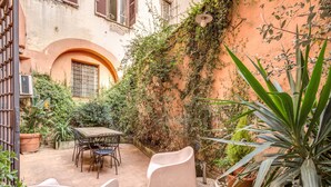 Design Loft, 2 Bedrooms (Via della Penitenza 3b) | Terrace/patio - Downtown Trastevere (Rome)