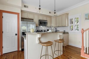 ثلاجة، ميكروويف، فرن، موقد طهي مسطح