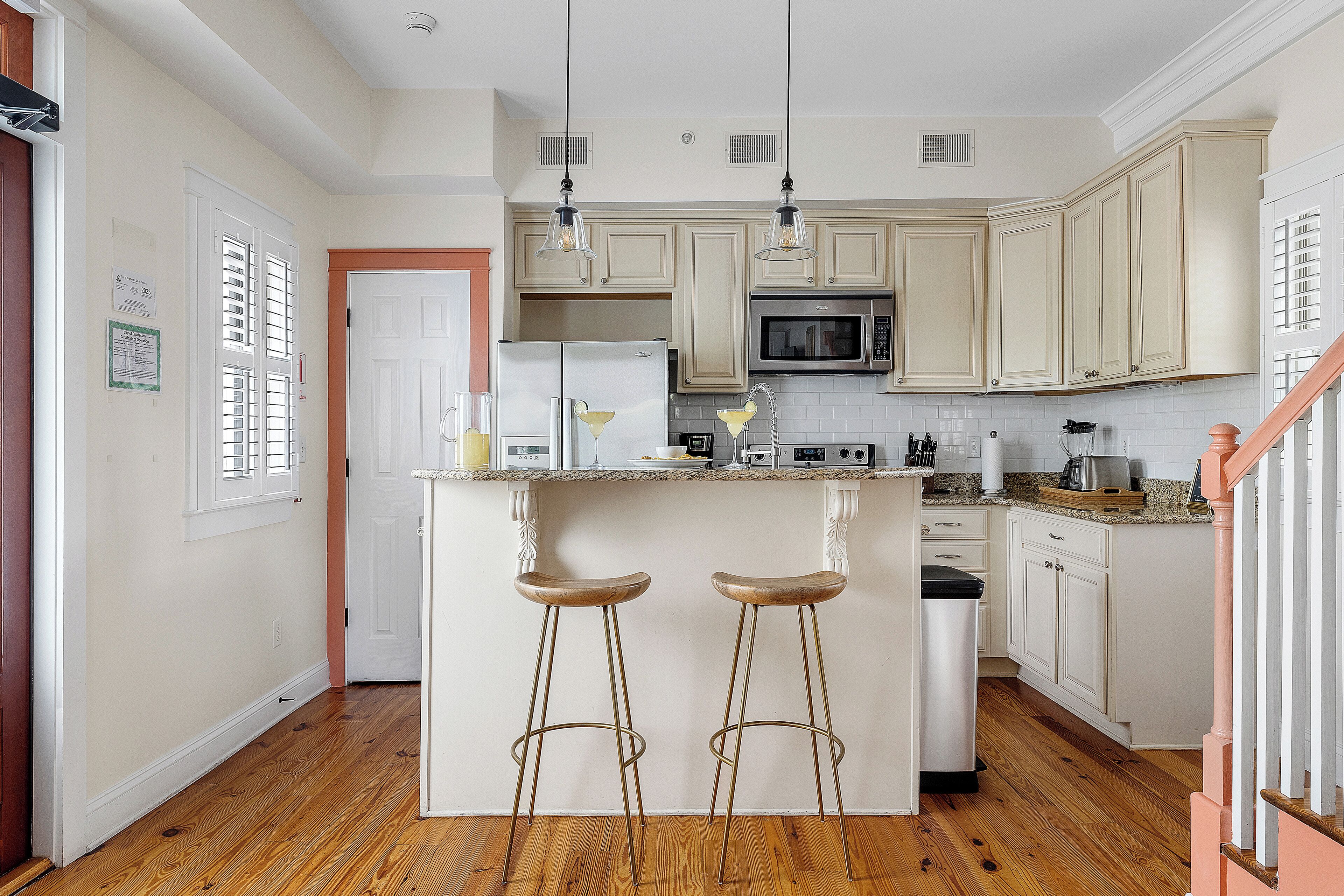 冷蔵庫、電子レンジ、オーブン、コンロ