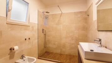 Comfort Apartment | Bathroom | Shower, bidet, towels