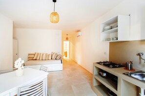 Comfort Apartment | Living area | Flat-screen TV - Residence gli stingi (Vieste)