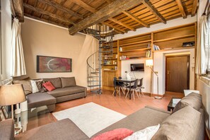 Loft, 1 Schlafzimmer, Turm (Vicolo Savelli 2) | Wohnzimmer | LCD-Fernseher