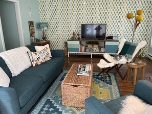 Smart TV, fireplace, DVD player, books - Retro, Cozy Cottage - Peninsula St. Park, Family/Pet Friendly - OPEN year around (Fish Creek)