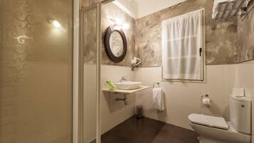Double Room | Bathroom | Shower, hydromassage showerhead, free toiletries, hair dryer