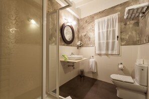 Habitación doble | Baño | Regadera, regadera con hidromasaje, amenidades de baño gratuitas 