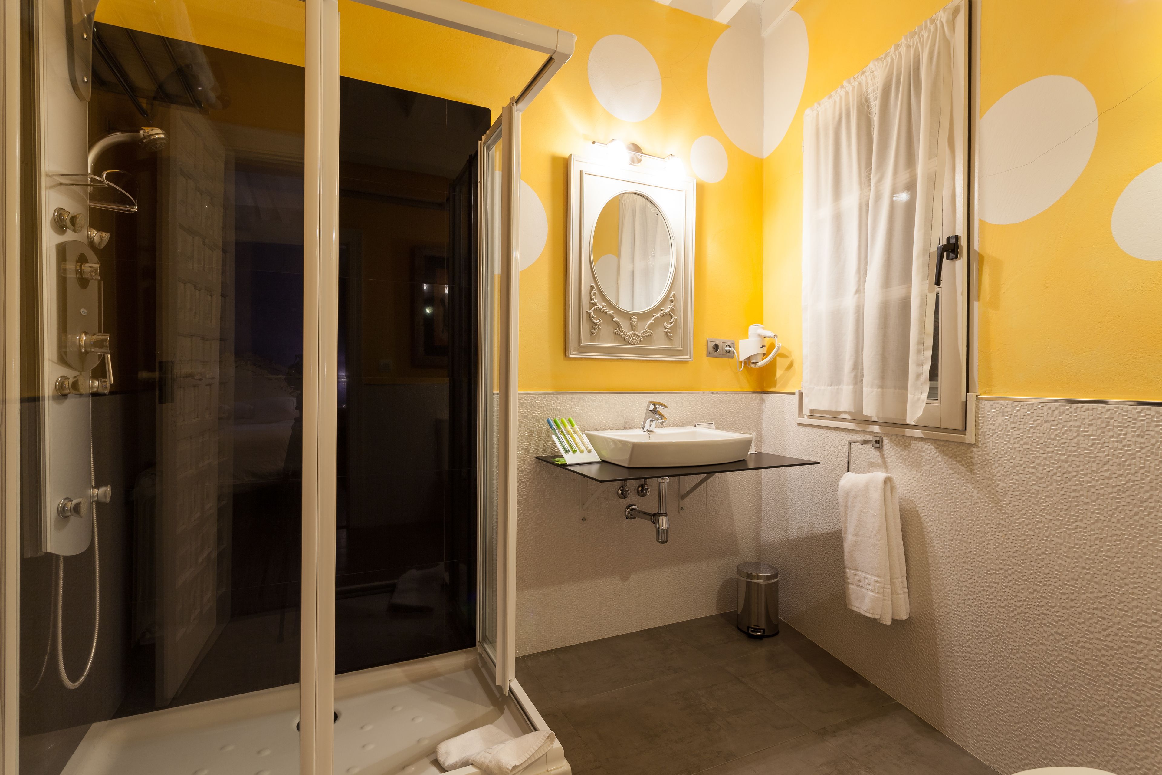 double room | bathroom | shower, hydromassage showerhead, free toiletries, hair dryer