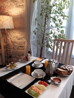 Café da manhã completo grátis todos os dias