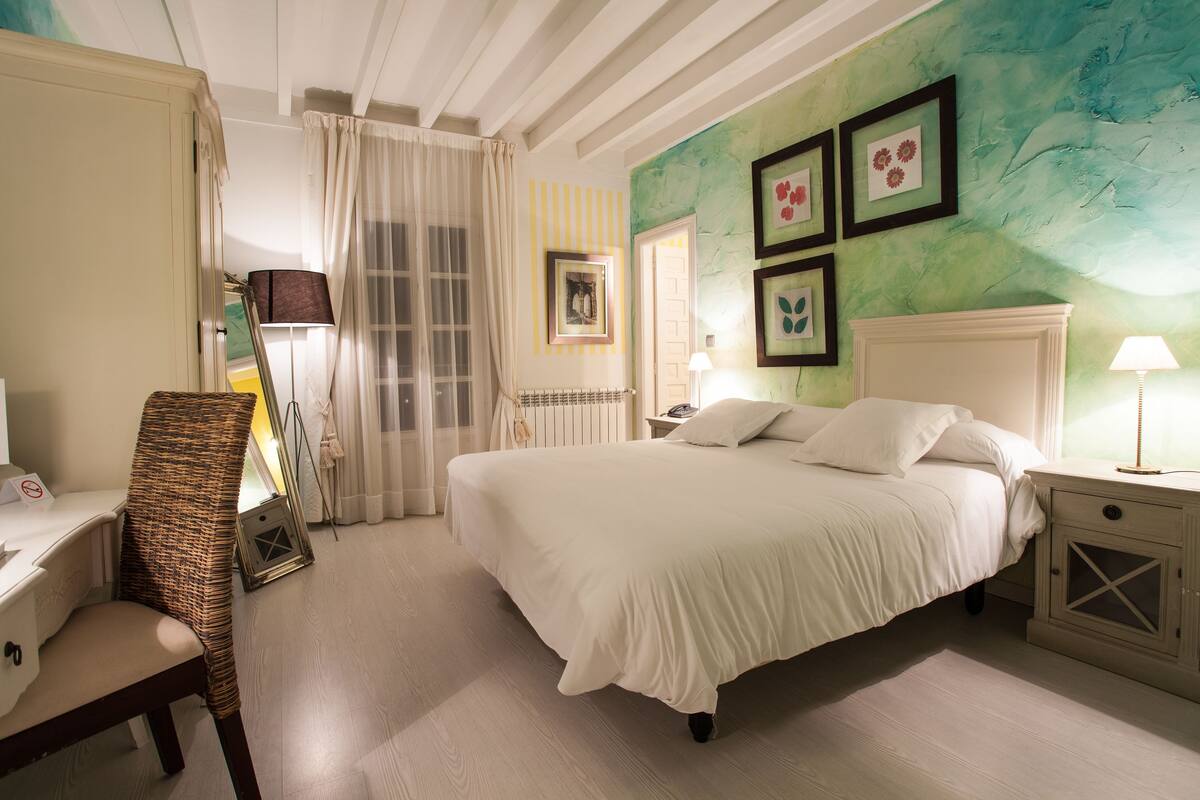 Chambre Double | Couette en duvet d'oie, matelas mémoire de forme, bureau