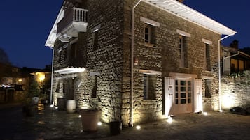 Façade de l’hébergement - soirée/nuit