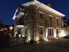 Fachada da propriedade à noite