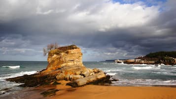 Beach nearby, white sand, 15 beach bars