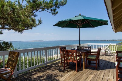 Spectacular Private Waterfront Cottage on Bayside. Panoramic Views. Pet Friendly