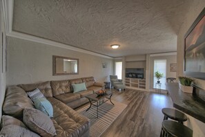 Een smart-tv, een dvd-speler en een filmbibliotheek