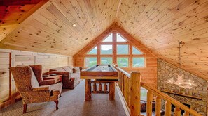 Smart TV, chimenea, reproductor de DVD y tenis de mesa