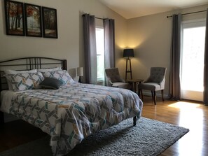 3 slaapkamers, een bureau, een strijkplank/strijkijzer, reisbedje