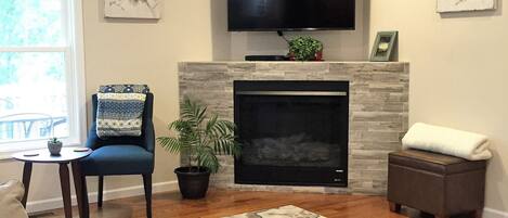 Smart TV, chimenea, futbolito y tenis de mesa