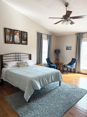 3 bedrooms, desk, iron/ironing board, travel crib