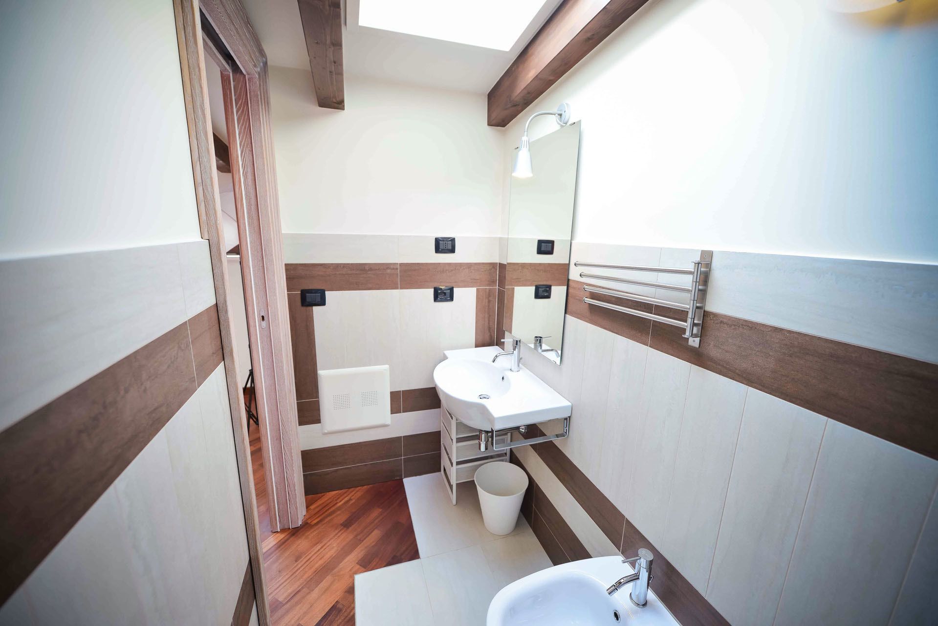 Un bagno compatto con vasca, lavandino e doccia.