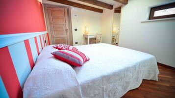 Un dormitorio con cama, escritorio y silla.