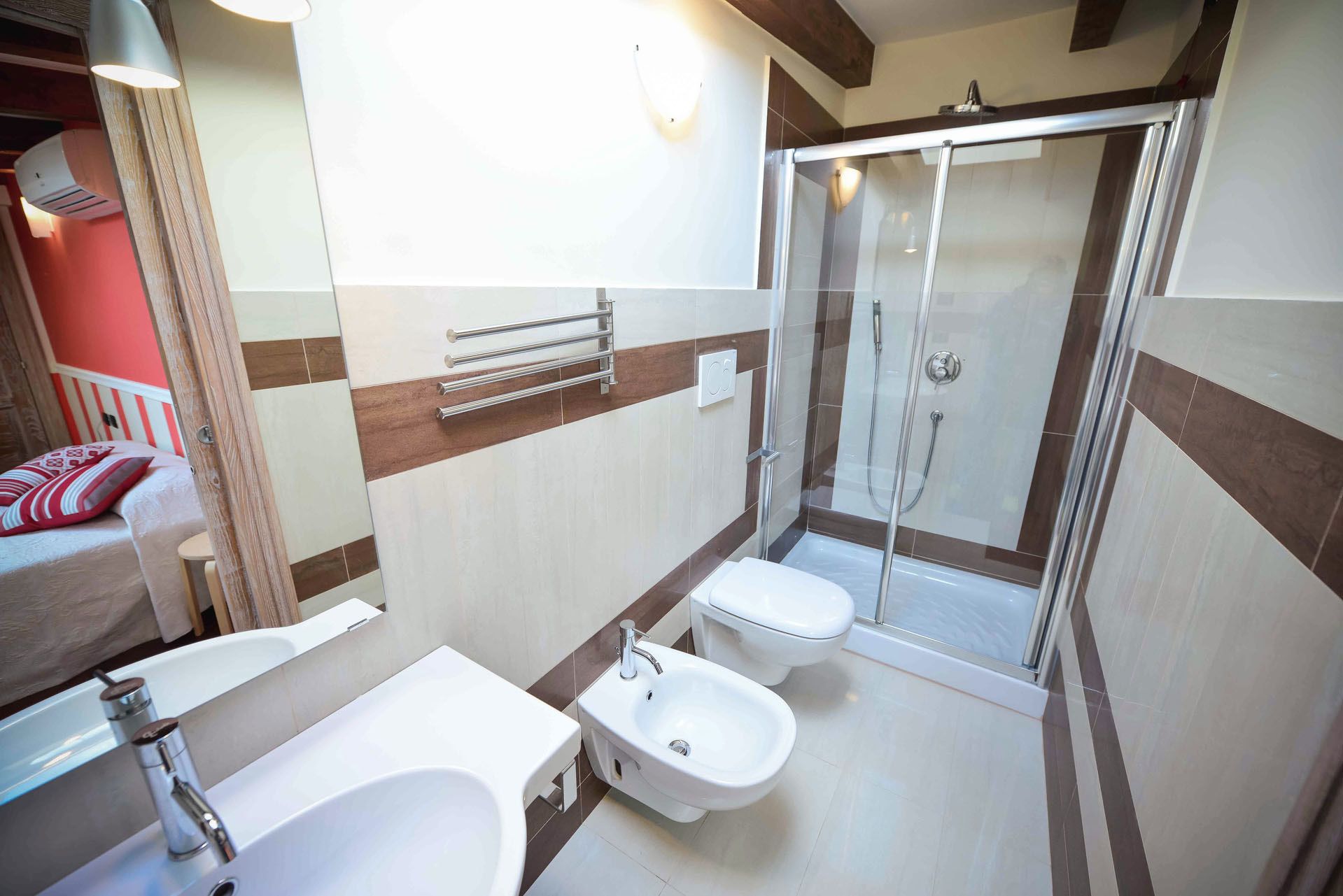 Un baño moderno con ducha, inodoro, bidé y lavabo.
