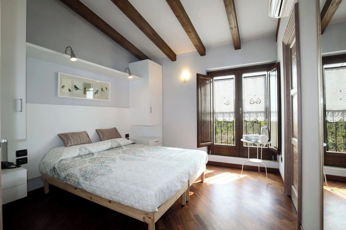 Premium bedding, desk, free WiFi