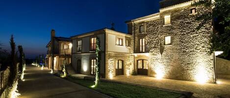 Voorkant accommodatie - avond/nacht