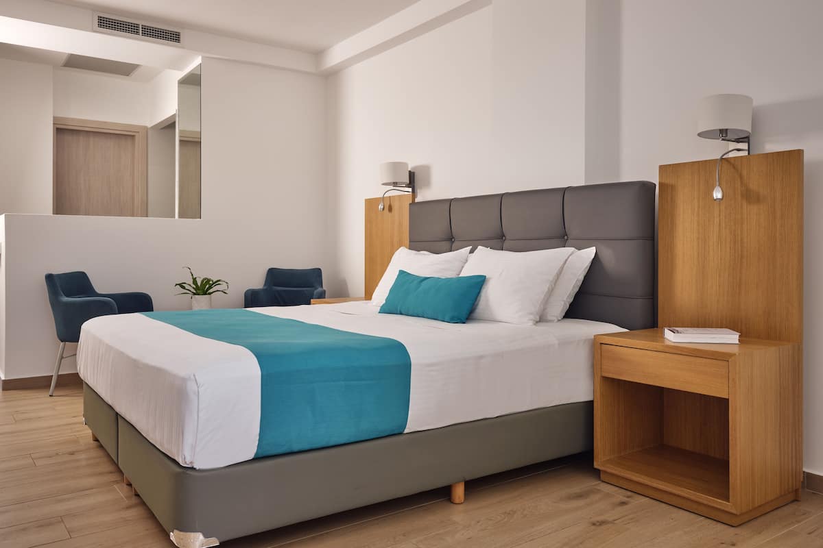 1 bedroom, Egyptian cotton sheets, premium bedding, down comforters