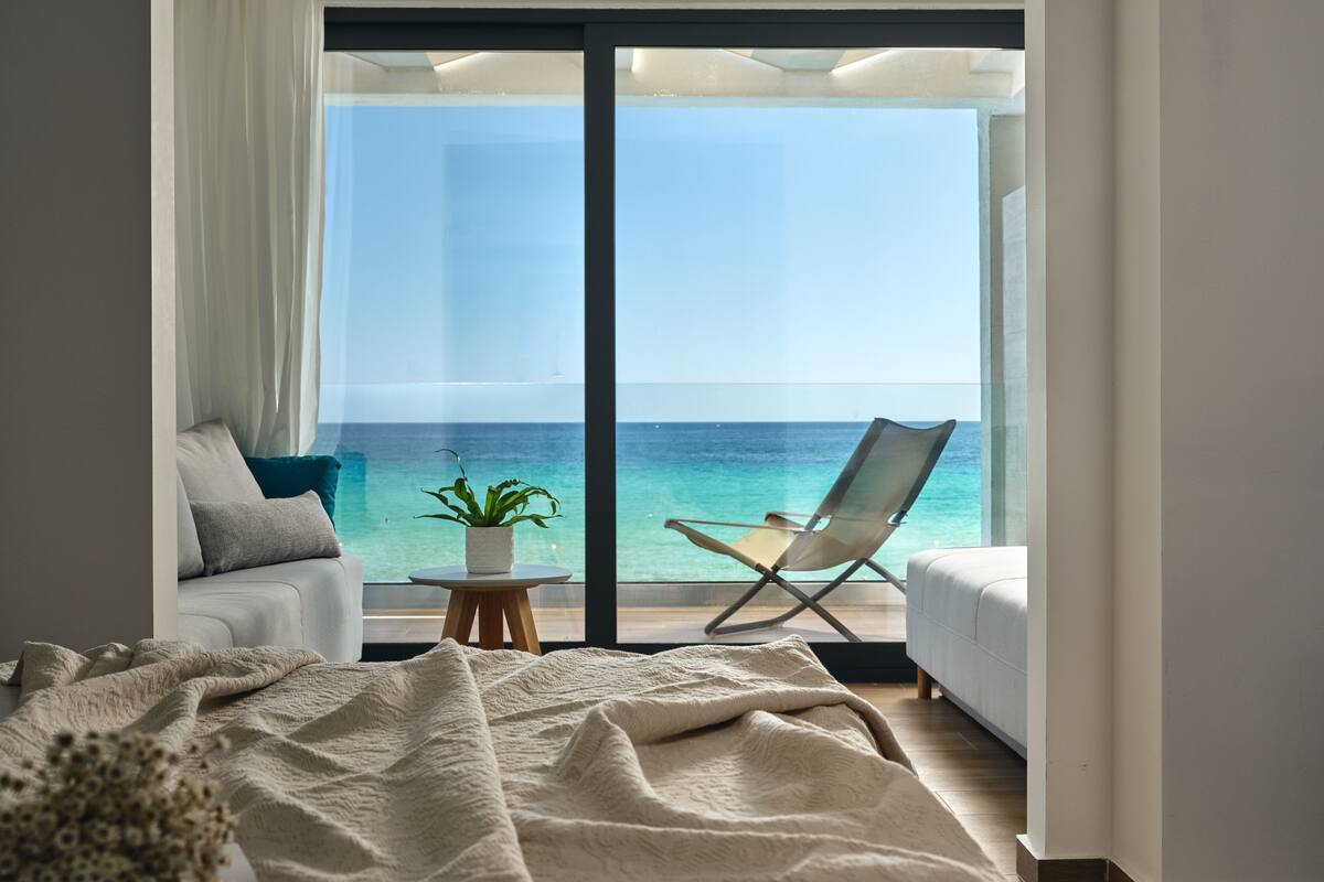 Seaside Suite with Panoramic Sea View | Sengetøy i egyptisk bomull, sengetøy av topp kvalitet og dundyner