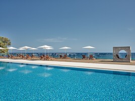 Piscina all'aperto, ombrelloni da piscina, lettini