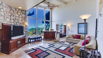 TV connectée, lecteur de DVD, baby-foot, livres