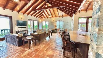 Taulutelevisio, DVD-soitin, kirjoja, videokirjasto