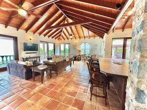 Téléviseur à écran plat, lecteur de DVD, livres, sélection de films