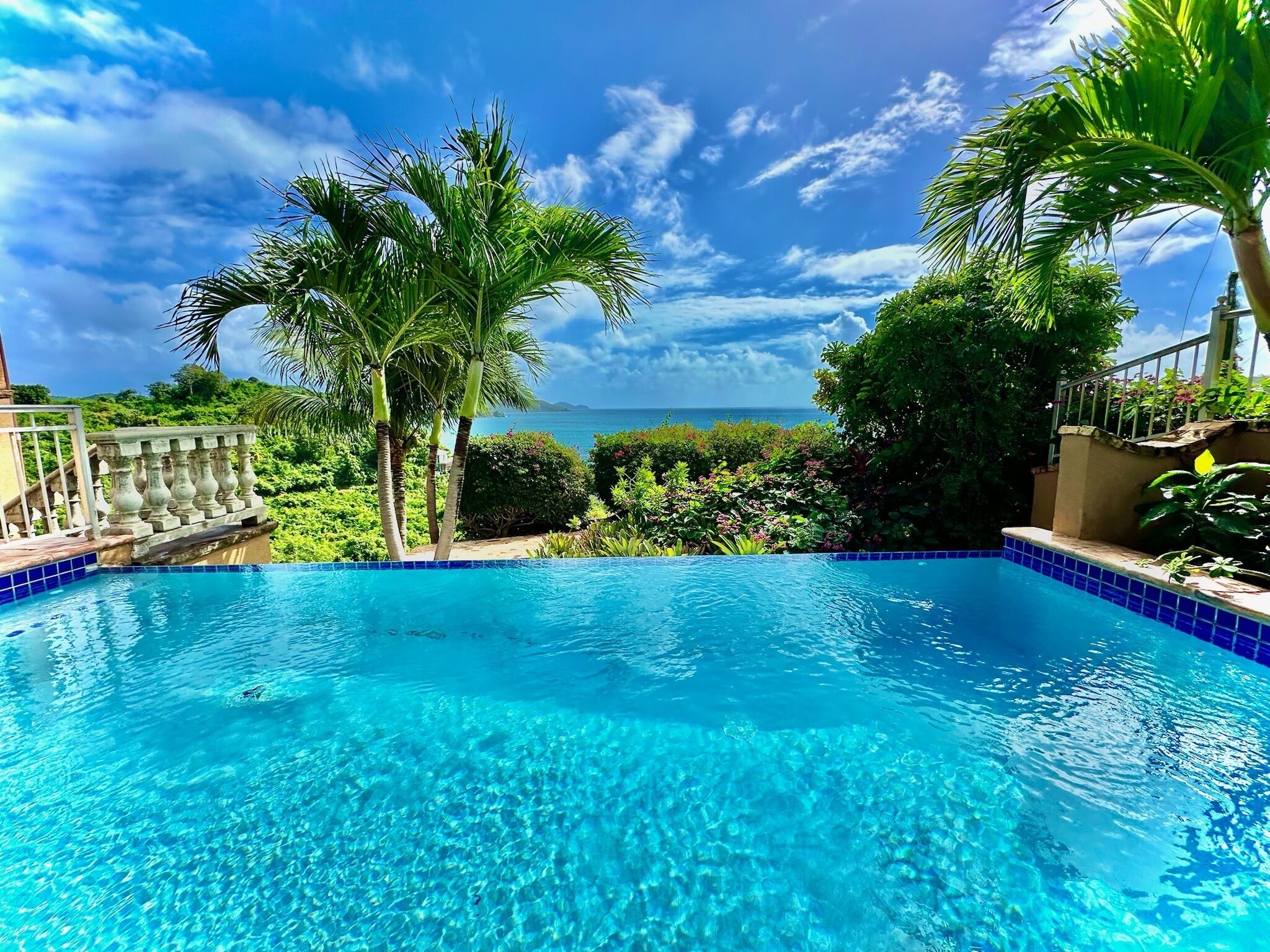 Piscine à débordement