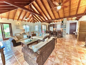 Smart-tv, dvd-spelare, böcker och ett filmbibliotek