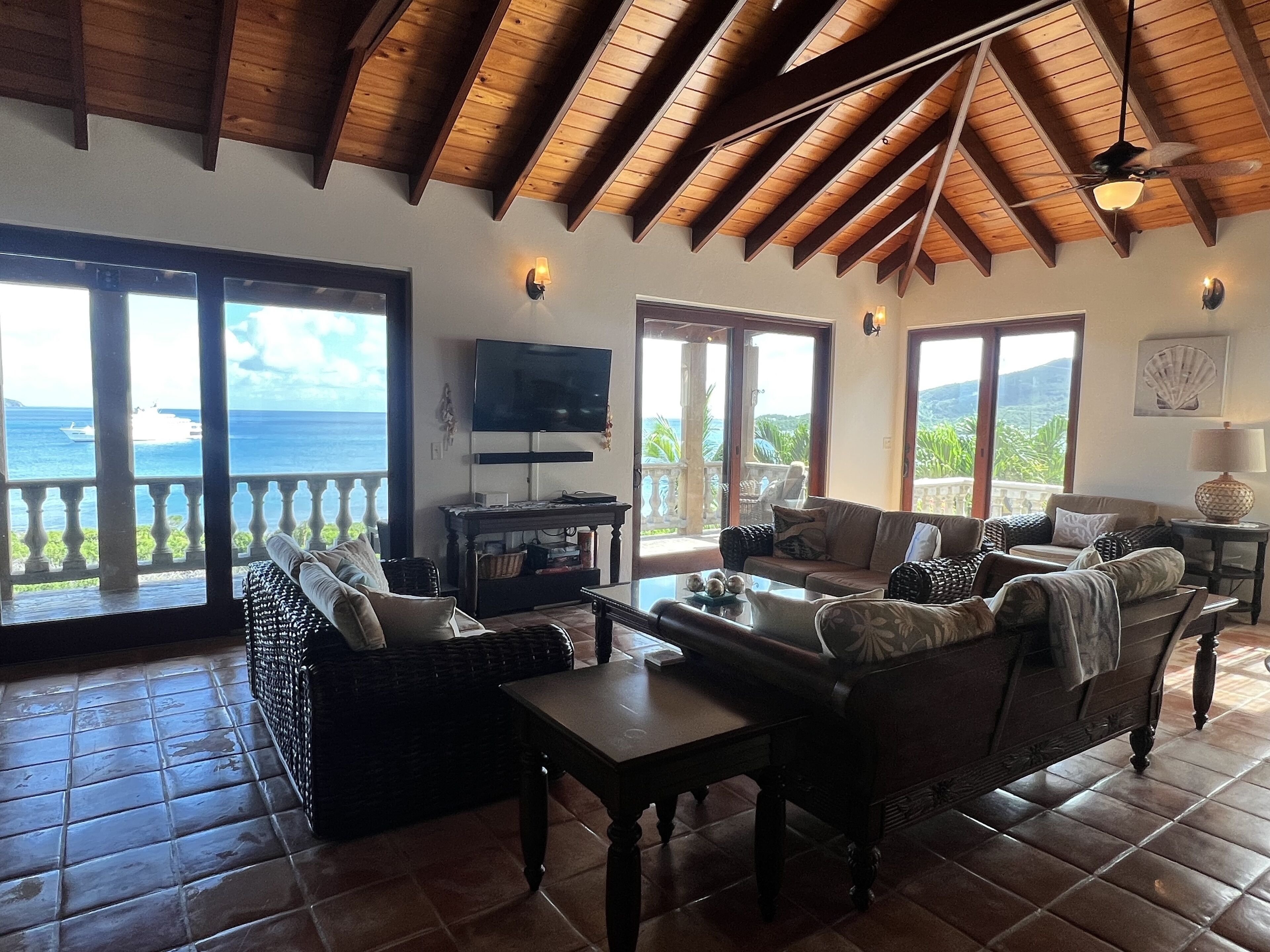 Taulutelevisio, DVD-soitin, kirjoja, videokirjasto