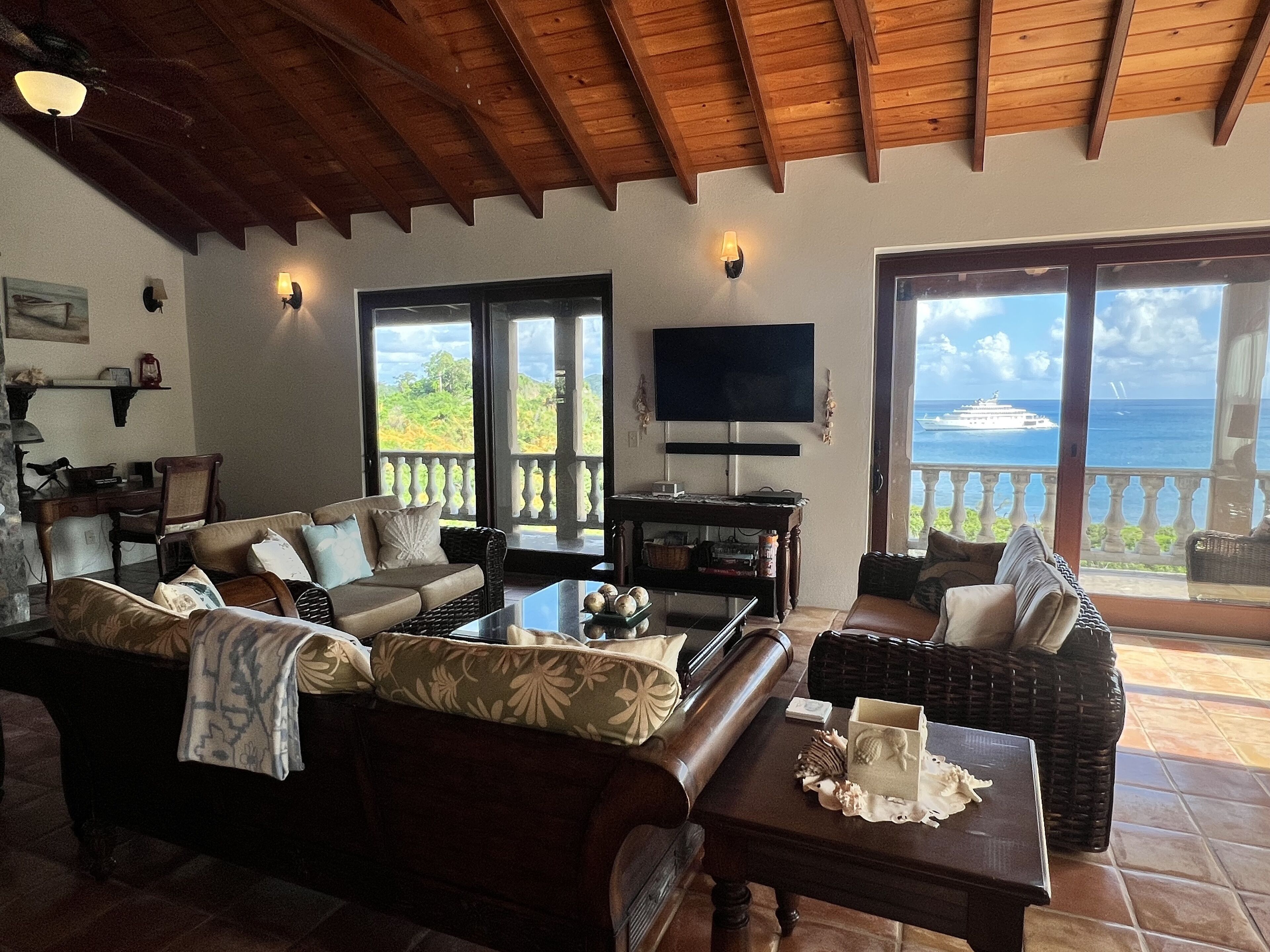 Taulutelevisio, DVD-soitin, kirjoja, videokirjasto